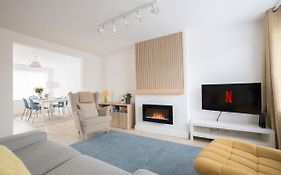 Elegant Home Mod Kitchen, Fast Wi-Fi, Free Parking